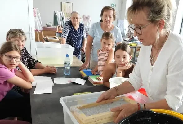 Warsztaty papieru czerpanego w Orli – tradycyjne rzemiosło w nowoczesnym wydaniu