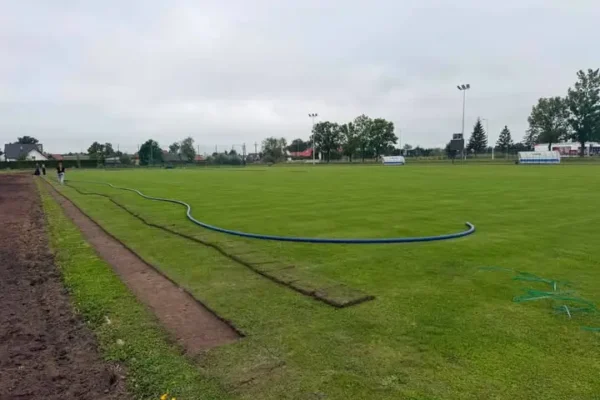 Ruszył montaż systemu nawadniania na stadionie – boisko zamknięte do końca września
