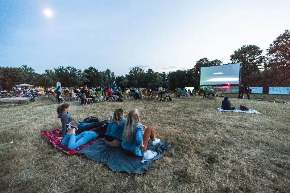 Ostatnie kino plenerowe w tym roku – filmowy wieczór w Parku Królowej Heleny