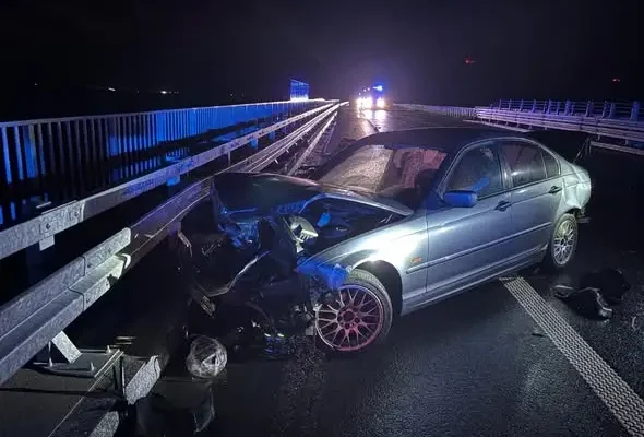 Nocny wypadek na S19: 17-latek ranny po uderzeniu w bariery