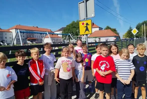 Uczniowie klasy 3b ćwiczyli bezpieczne przechodzenie przez jezdnię