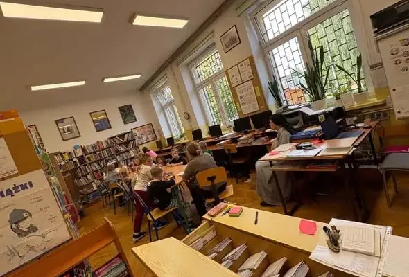 Głośna przerwa, cicha czytelnia. Lekcja, która zamieniła hałas w ciszę