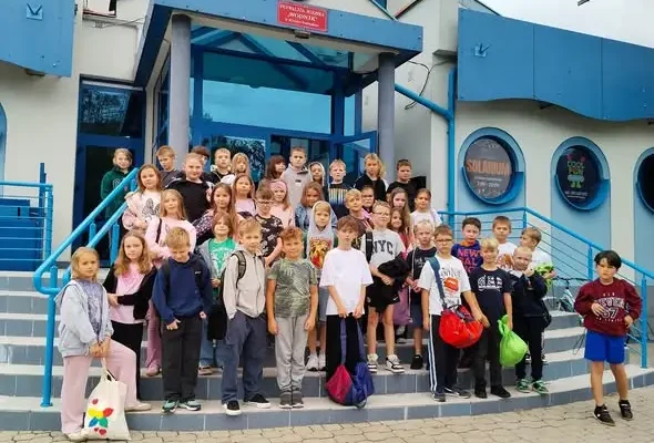 Uczniowie z klas II i III rozpoczęli naukę pływania w ramach programu „Umiem pływać”
