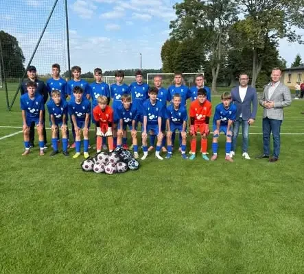 Junior B2 z nowymi strojami i sprzętem od Starostwa Powiatowego