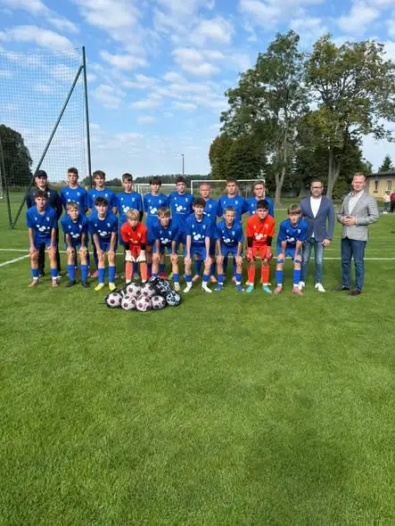 Junior B2 z nowymi strojami i sprzętem od Starostwa Powiatowego