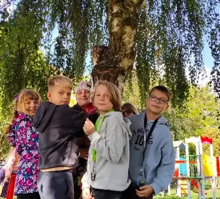 Uczniowie z Brańska przytulili się do drzew, by promować ekologię