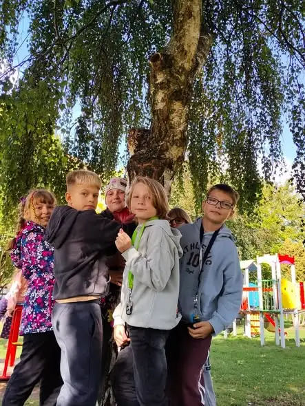 Uczniowie z Brańska przytulili się do drzew, by promować ekologię