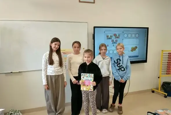 Ogólnopolski Dzień Głośnego Czytania w szkole – drugoklasiści poznali „Calineczkę”