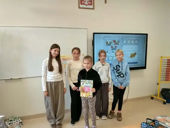 Ogólnopolski Dzień Głośnego Czytania w szkole – drugoklasiści poznali „Calineczkę”