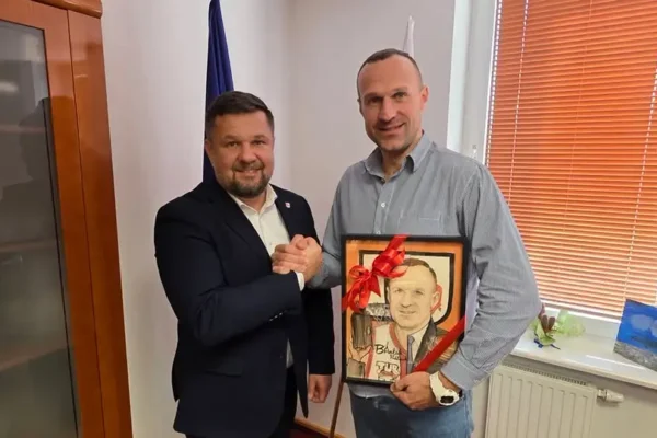 Burmistrz Bielska Podlaskiego docenił koszykarską legendę. Łukasz Kuczyński z wyjątkowym prezentem