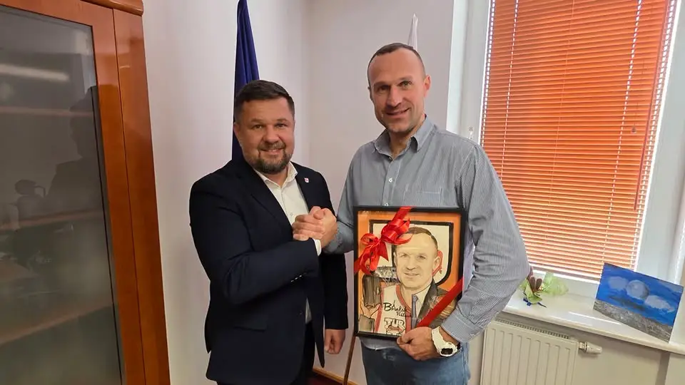 Burmistrz Bielska Podlaskiego docenił koszykarską legendę. Łukasz Kuczyński z wyjątkowym prezentem