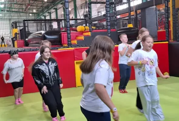 Uczniowie klas 4 i 5 z wizytą w Białymstoku – trampoliny i kino