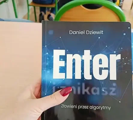 Szkolenie o zagrożeniach cyfrowych z terapeutą Danielem Dziewitem