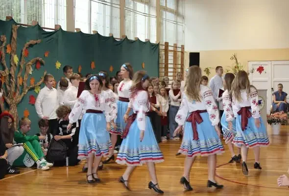Dzień Edukacji Narodowej w „Czwórce” w Bielsku Podlaskim – radosne święto całej szkolnej wspólnoty