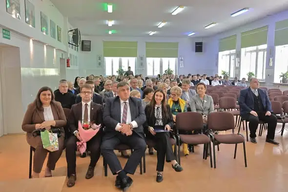Dzień Edukacji Narodowej w ZSCKR w Rudce – ślubowanie pierwszaków i hołd dla patrona