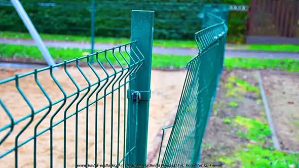 Wandalizm na placu zabaw przy ul. Rejtana w Bielsku Podlaskim – apel miasta o reakcję