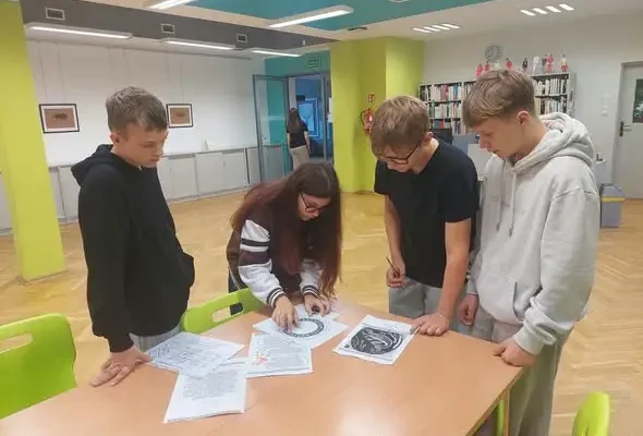 Mitologiczna gra terenowa w bielskiej bibliotece – klasa 7A na tropie potworów