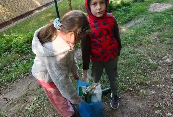 Klasa druga sprzątała las i dała śmieciom drugie życie