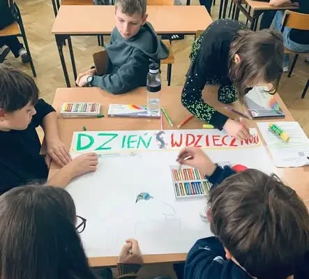 Tydzień Pozytywnej Energii w szkole – uczniowie klasy 6b tworzą plakaty o życzliwości
