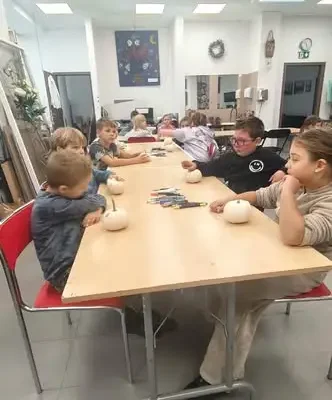 Klasa 2b z wizytą w BDK: warsztaty dyniowe inspirowane Yayoi Kusamą