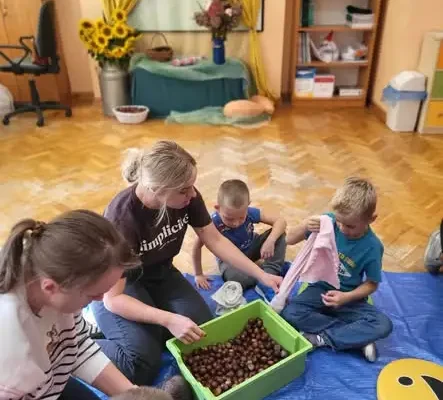 Sensoryczne gąsienice – warsztaty plastyczne dla przedszkolaków i rodziców
