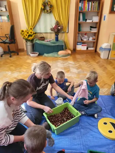 Sensoryczne gąsienice – warsztaty plastyczne dla przedszkolaków i rodziców