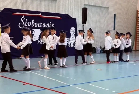 Ślubowanie pierwszoklasistów w Wyszkach – pasowanie na ucznia i hołd dla patrona