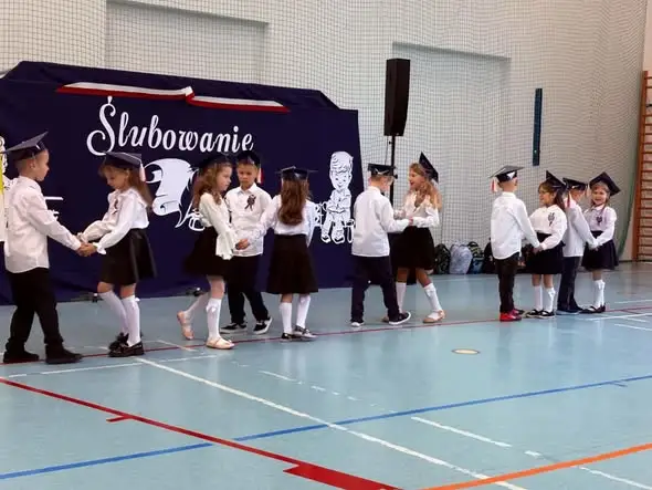 Ślubowanie pierwszoklasistów w Wyszkach – pasowanie na ucznia i hołd dla patrona