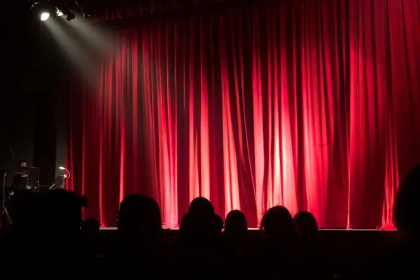 Bielsk Podlaski: Teatr wraca z komedią „Hotelowe manewry” – nauczyciele wchodzą za darmo